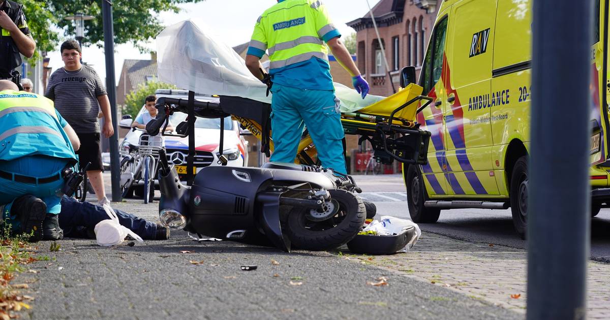 Scooterrijder gewond naar het ziekenhuis na val in Rijen - AD
