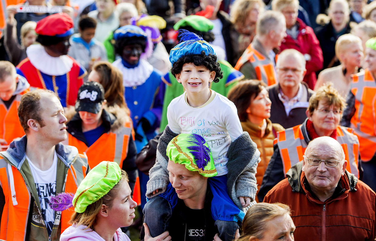 Zo'n 500 mensen demonstreerden op het Haagse Malieveld voor het behoud van Zwarte Piet, en tegen de Verenigde Naties die het een symbool van racisme vinden. Beeld ANP
