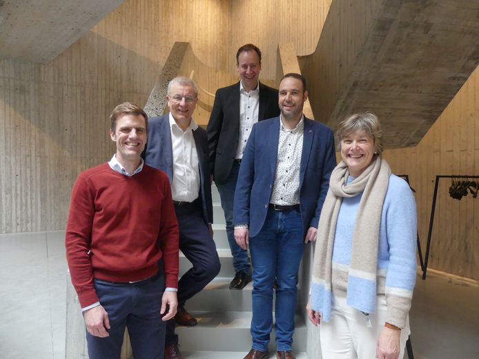 Kenny De Bosschere van Residentie Balade, Ludo Timmermans van WZC Sint-Vincentius, Yves Neirynck van WZC Sint-Jozef, Stijn Van Quickelberghe van WZC Sint-Franciscus en schepen Conny De Spiegelaere in Leietheater.