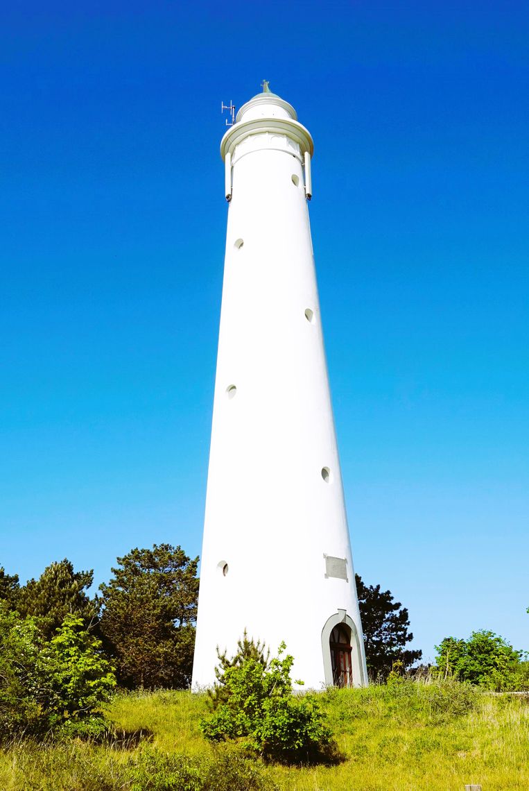 De oude vuurtoren op Schiermonnikoog, bijgenaamd 'de witte dame'.  Beeld Koos Dijksterhuis