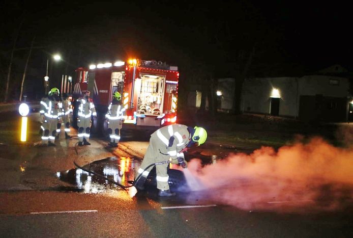 De brandweer blust een band in Harskamp.