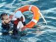 “Hij voelde ijskoud aan”: pakkend beeld van Spaanse duiker die vluchtelingenbaby uit Middellandse Zee redt gaat viraal