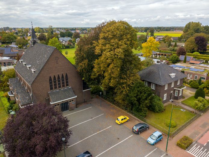 Er zijn plannen voor woningen in en rond de kerk en pastorie in Budel-Schoot.