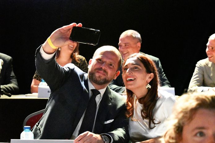 Demir gisteren op het N-VA-congres met Theo Francken.