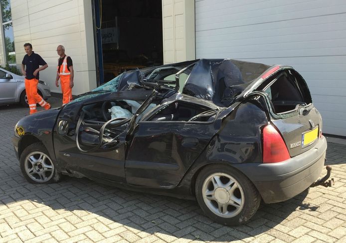 Auto waarmee José Tax is verongelukt op Poeldonkweg in Den Bosch.