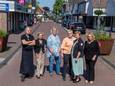 De winkeliers zijn niet blij met de afsluiting van hun Dorpsstraat. Vanaf links:  (Keurslagerij) Geert Brands, (Feel Well by) Hetty Leppink, (Feem-Us) Marjon Jacobs-Spenkelink, (Bakker Nijkamp) ingrid Nijkamp, (Wedda) Dorothé Pinkert , (More Fashion) Maria Braamhaar.