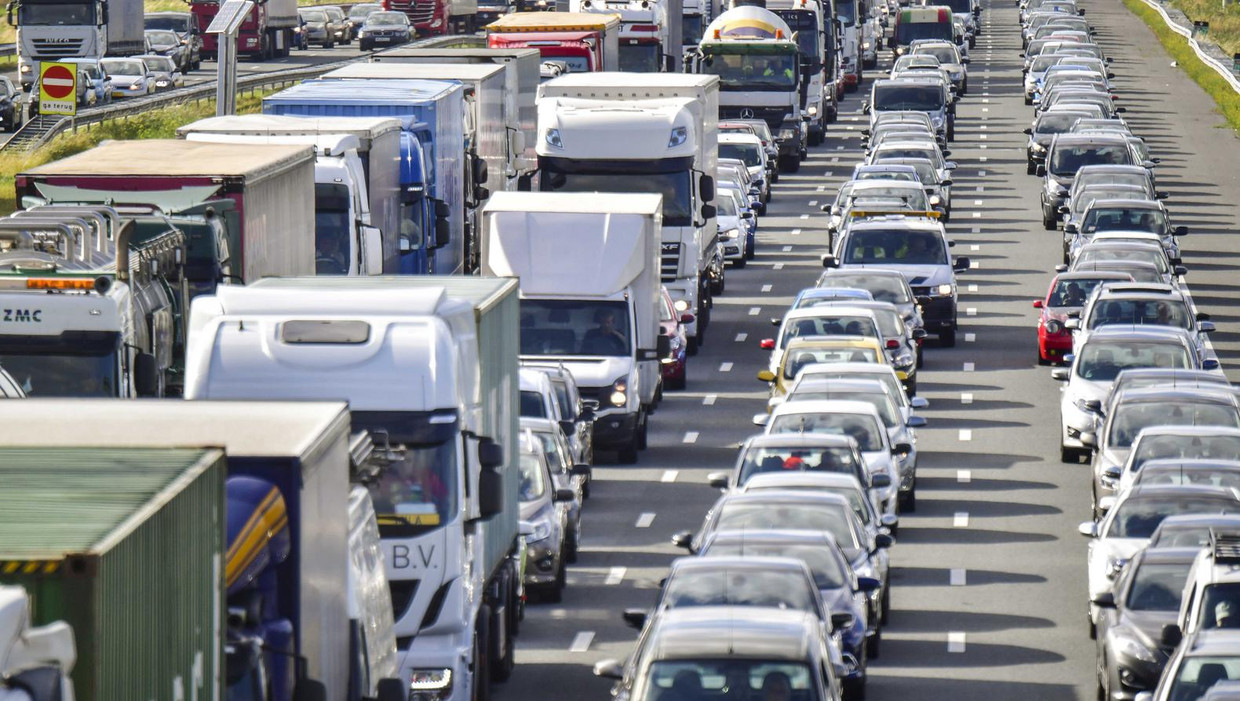 File op de A16 richting Breda, juni 2017. Beeld anp