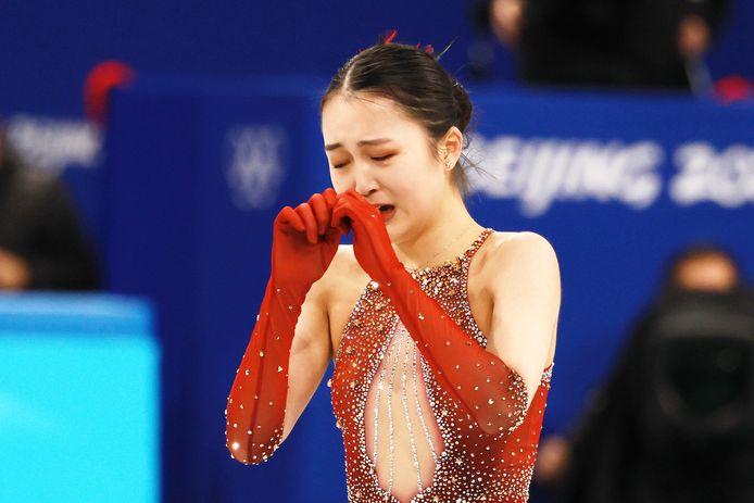 Kunstschaatsster Zhu Yi was duidelijk geëmotioneerd nadat ze meerdere keren viel tijdens haar debuut op de Olympische Winterspelen.