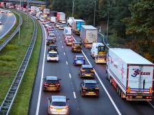 Lange file door kapotte vrachtwagen op A50 bij Beekbergen opgelost, rijstrook weer open