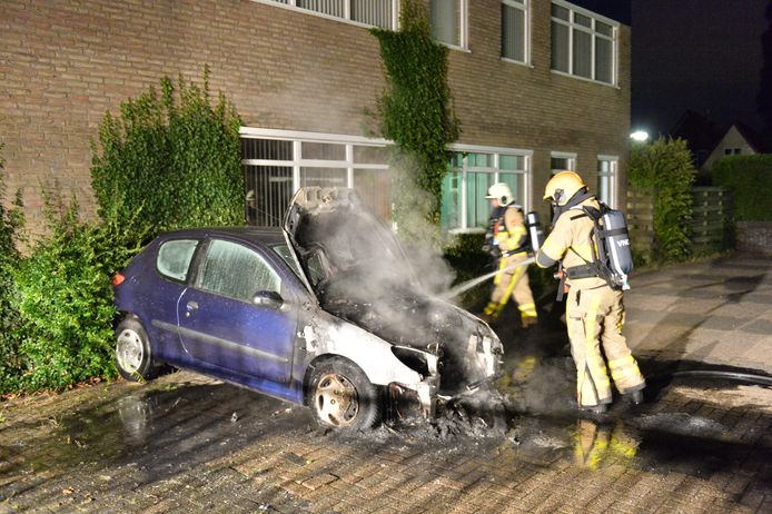 Toch Weer Raak In Vaassen Auto Brandt Volledig Uit Autobranden In Epe Destentor Nl