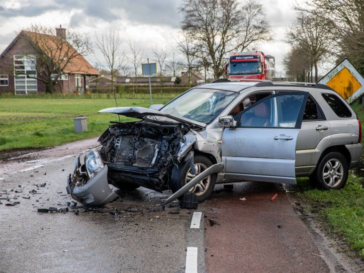 Auto en tractor botsen in Roosendaal: automobilist raakt gewond 
