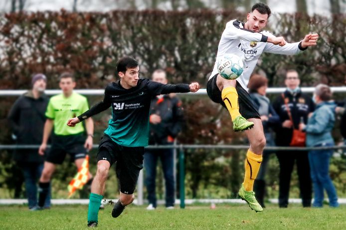 Duel tussen Leander Hallaert (Sparta Ursel, l.) en  Knesselare-speler Yarne Van Huffel.