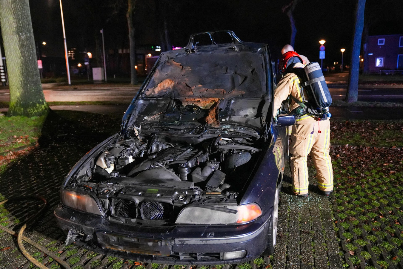 Geparkeerde auto gaat in vlammen op in Helmond Foto AD.nl