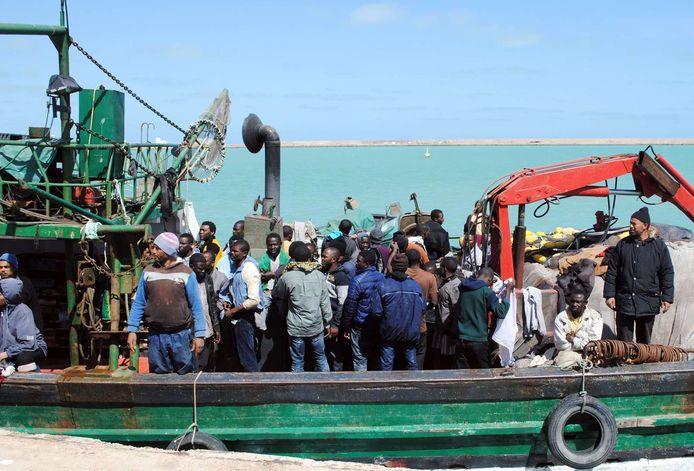 Beeld van Afrikaanse migranten in Zarzis bij een eerdere reddingsactie in Tunesië in maart.