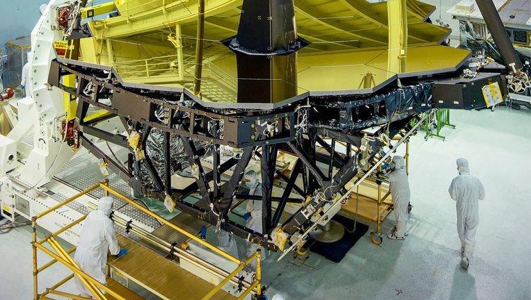 De gesegmenteerde spiegel van de James Webb-telescoop in de testruimte van het Goddard Space Center van de NASA in Maryland, VS. De spiegel heeft een doorsnee van 6,5 meter. Beeld Chris Gunn/NASA