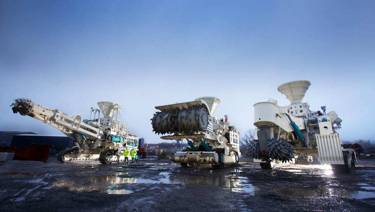 Diepzeemijnbouw met Nautilus Minerals: de rechtermachine maakt de zeebodem vlak, de delver in het midden hakt de schoorsteenformaties met metaalrijke afzettingen in stukken. Het gruis dat hierbij ontstaat, wordt verzameld door de linkermachine. Beeld Nautilus Minerals