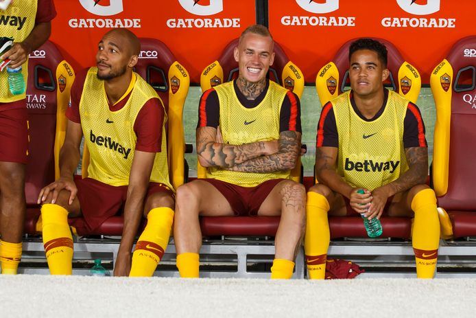 Steven Nzonzi (links) op de bank van AS Roma met naast hem Rick Karsdorp (inmiddels verhuurd aan Feyenoord) en Justin Kluivert.