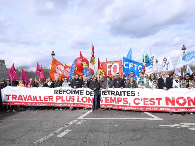 Vakbond telt 450.000 manifestanten op betoging tegen pensioenhervorming in Parijs