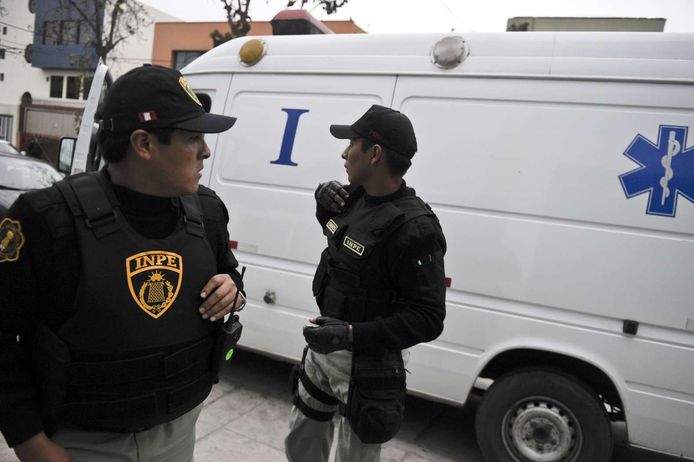 Foto ter illustratie. Politieagenten in Peru voor een ambulance