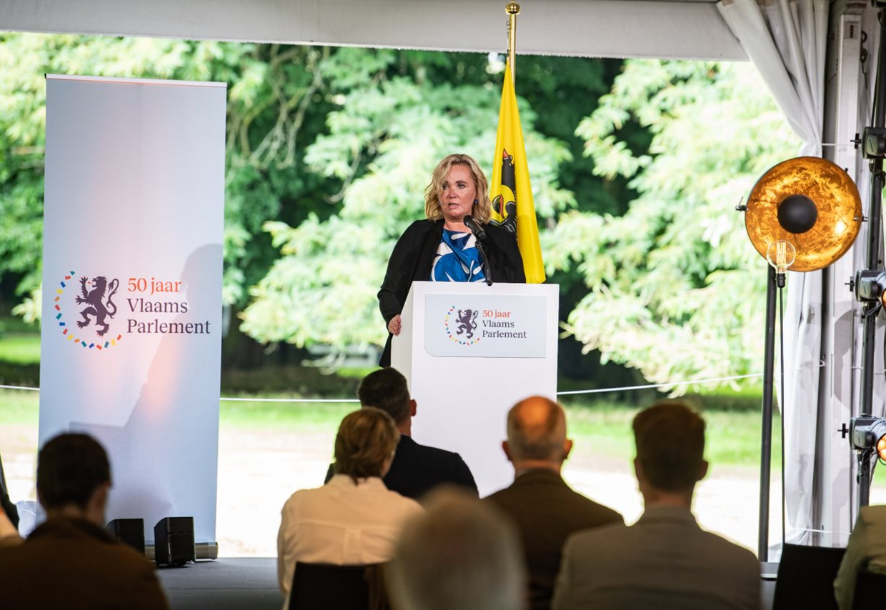 Vlaams parlementsvoorzitter Liesbeth Homans (N-VA) tijdens haar 11 juli-toespraak in de plantentuin van Meise. Beeld Photo News