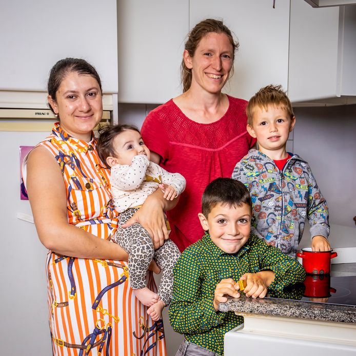 De Oekraïense vluchtelinge Marinha met haar baby Marie en zoon David (8), nu nog even in de keuken bij Freya en haar zoontje Victor