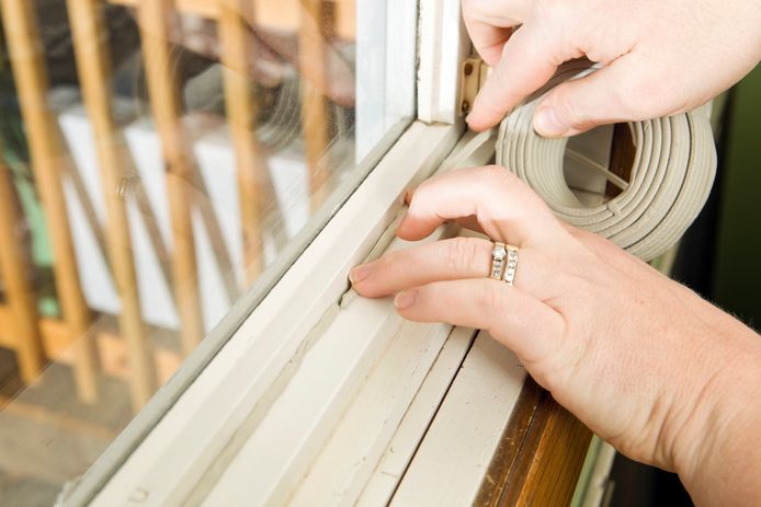 Van radiatorfolie tot tochtstrips: met deze kleine én goedkope ingrepen bespaar je snel op je energiefactuur