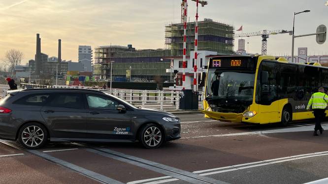 Regiobus en auto komen in botsing op Nelson Mandelabrug in Utrecht: geen gewonden