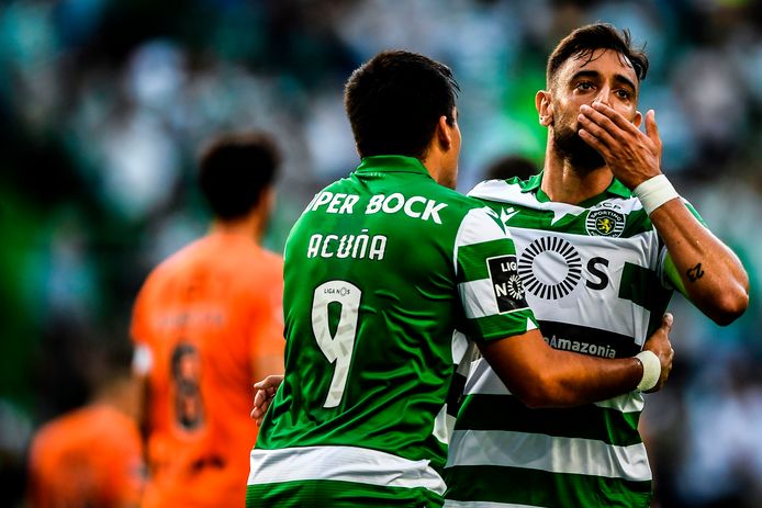 Sporting-vedette Bruno Fernandes viert zijn doelpunt tegen Rio Ave met ploeggenoot en Argentijns international Marcos Acuña.