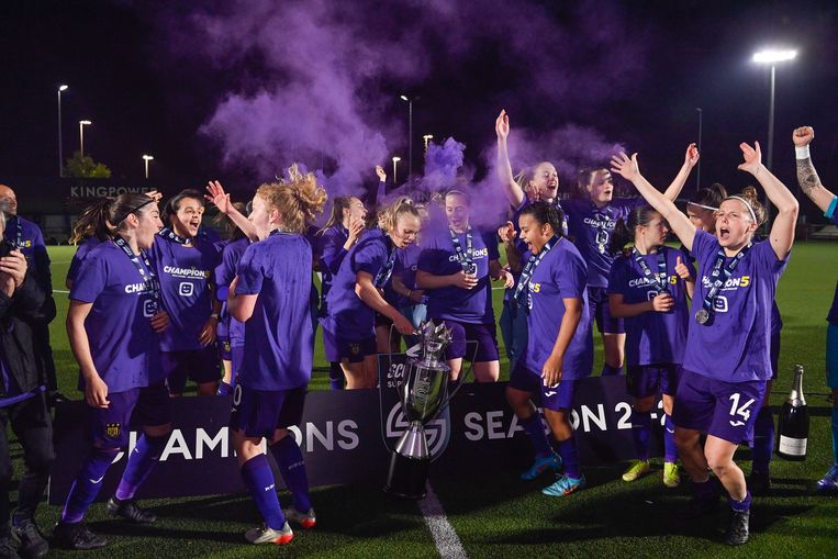 De vrouwenploeg van Anderlecht viert de landstitel op het veld van Leuven. Beeld BELGA
