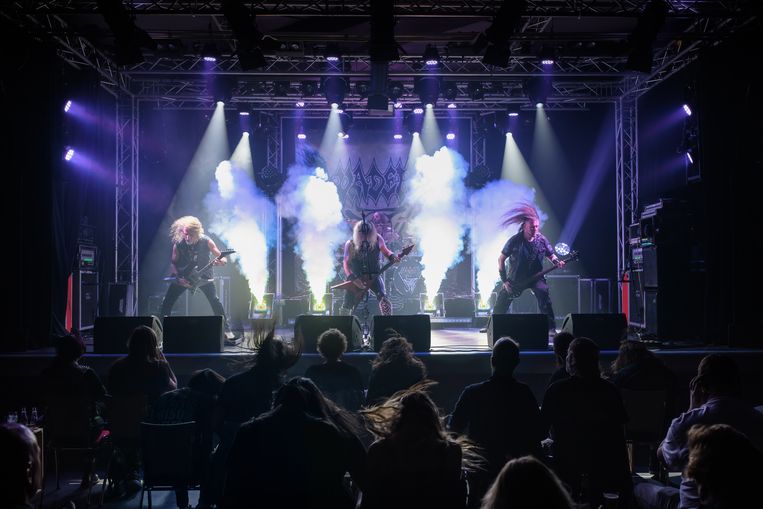 Zittend haarzwaaien bij de band Vader in De Pul in Uden. Beeld Martin van den Tweel