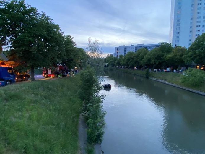 Een Jeep dook aan de Europabrug het water in.