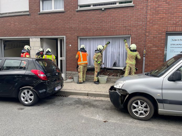 Tussen twee geparkeerde wagens in knalde de overbuurman in Beselare in de gevel van een woning.