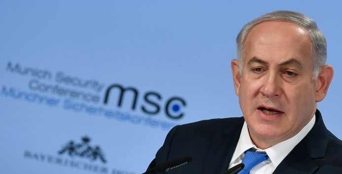 Israëlisch premier Benjamin Netanyahu wil zo snel mogelijk met zijn Poolse ambtgenoot Mateusz Morawiecki praten.
