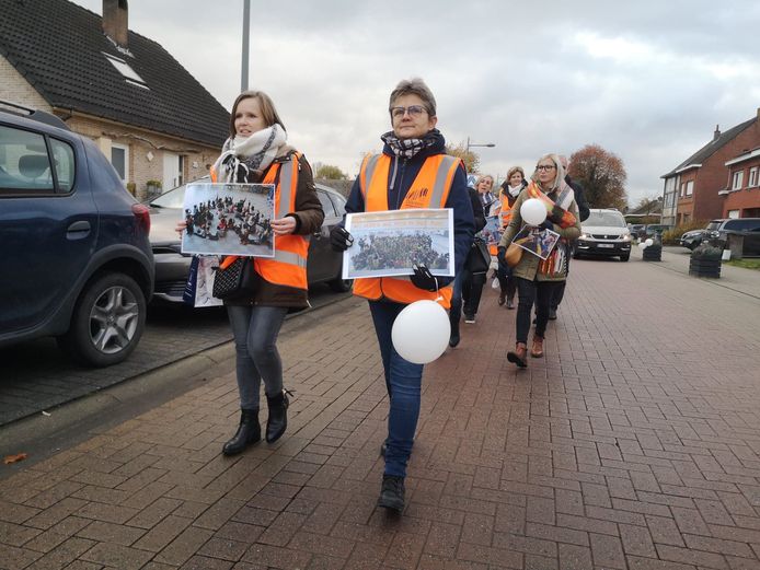 De protestmars van leerkrachten en ouders van de gemeentelijke scholen, die onlangs door de straten trok.