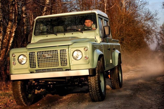 Pools bedrijf bouwt oude Land Rover Defender door voor 60