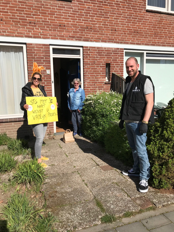 Vrijwilligers van Met je Hart bezorgden de paasmaaltijden bij mensen thuis.