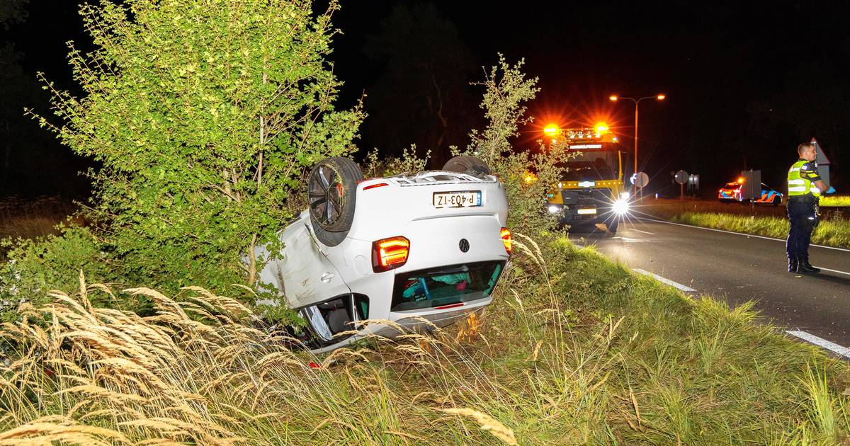 Auto belandt op de kop in bosschages in Overveen