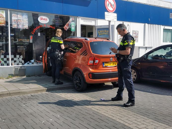 Een automobilist heeft dinsdagmiddag de ruit van cafetaria Happy House in Zwijndrecht aan diggelen gereden. Niemand raakte gewond, maar er is wel veel blikschade.