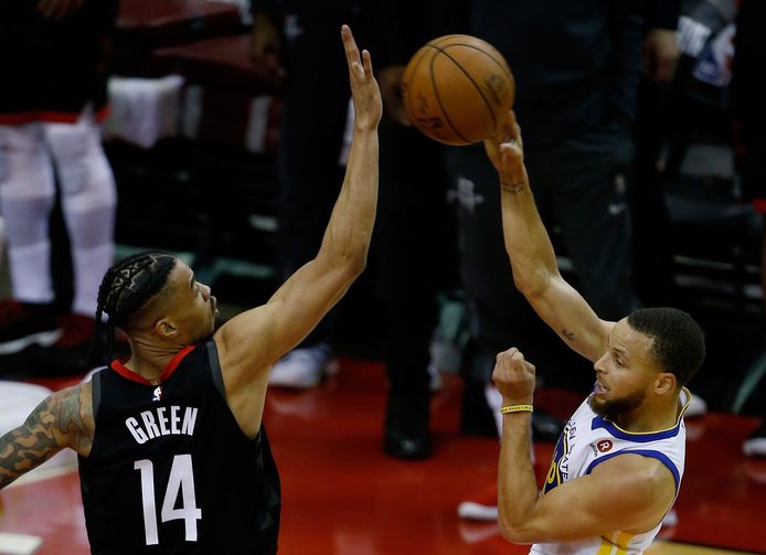 Gerald Green van Houston Rockets (links) in duel met Stephen Curry (Golden State)