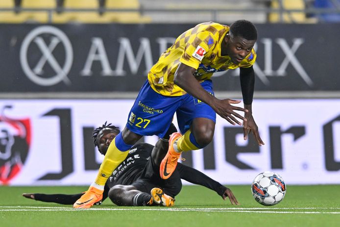 Frank Boya kan zich losrukken van doelpuntenmaker Ignace N'Dri (Eupen).