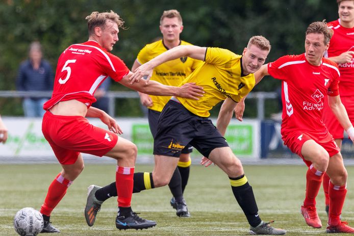 Na twee opeenvolgende zeges in de Hoofdklasse A, nam Alcides (hierboven in het geel) het zondagmiddag in de beker op tegen VV Emmen. Van harte ging het niet, maar de ploeg uit Meppel bekert wel een ronde verder.
