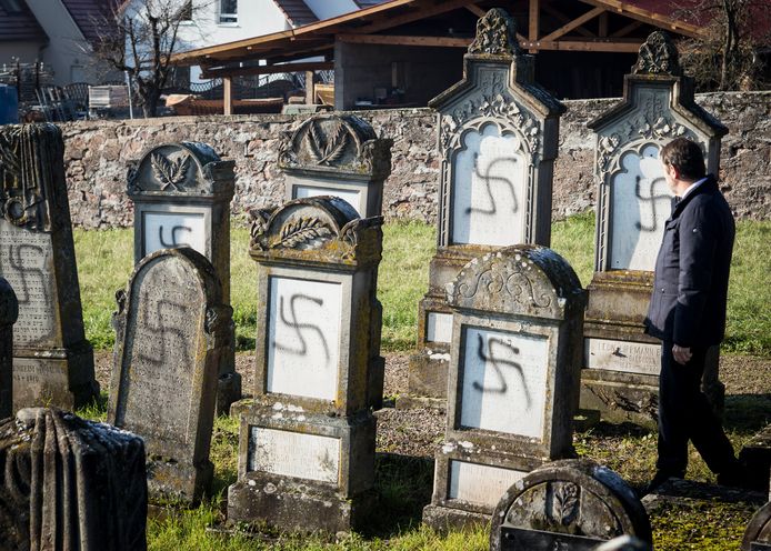 Gevandaliseerde grafzerken op een joodse begraafplaats nabij Strasbourg.
