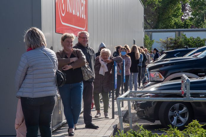 Op de parking aan de Action in Wetteren stond een lange rij klanten te wachten.