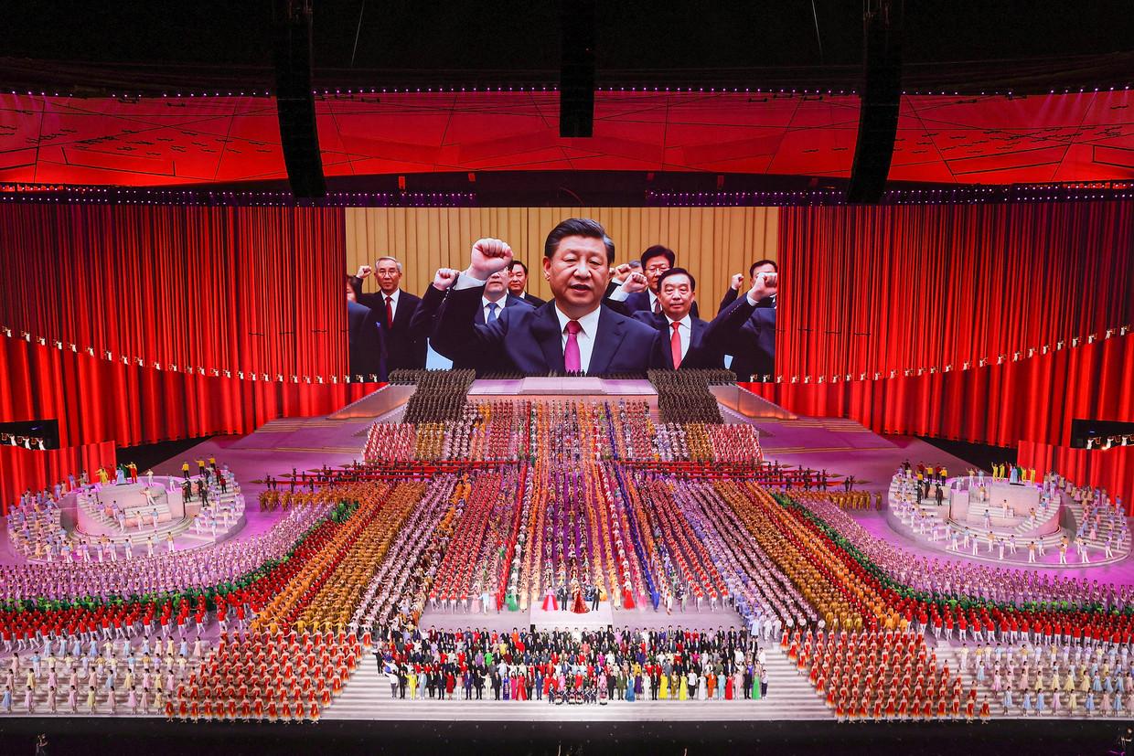 President Xi verschijnt op een groot scherm tijdens een voorstelling ter viering van het honderdjarig bestaan van de Chinese Communistische Partij, eind juni in Peking.  Beeld Lintao Zhang / Getty