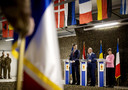 Minister Wopke Hoekstra, zijn Roemeense collega Bogdan Aurescu en zijn Franse collega Catherine Collona spreken de militairen toe op de basis in Cincu.