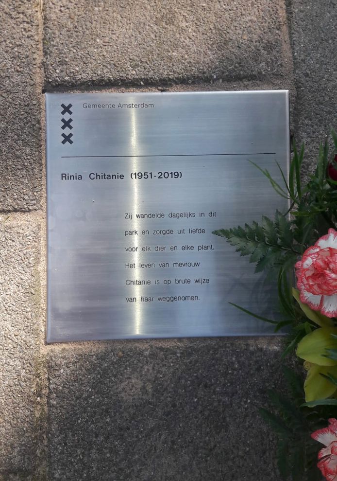 De gedenksteen voor Rinia Chitanie.