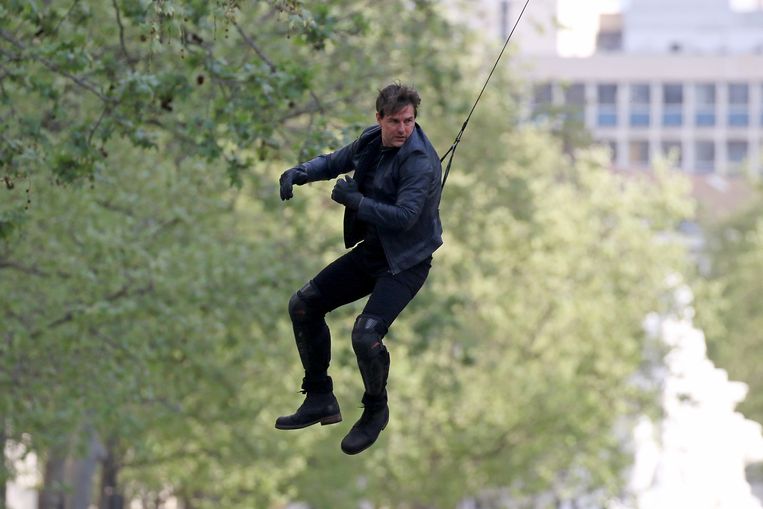 Tom Cruise voert een stunt uit op de set van Mission: Impossible 6. Beeld GC Images