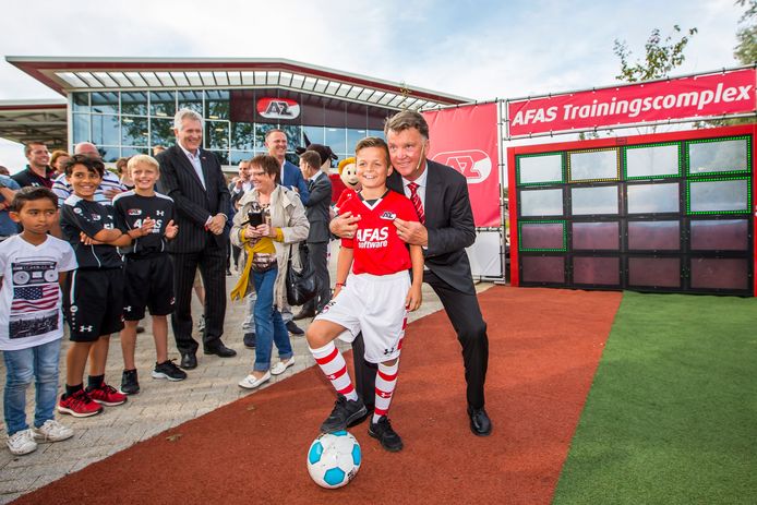 Louis van Gaal op het trainingscomplex van AZ.