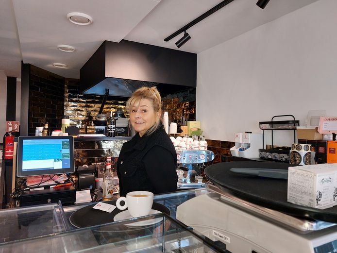 Erika Sterkenburg in de keuken van Foresta del Duca waarvan zij de eigenaar is.