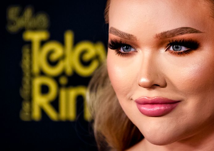 YouTube-ster Nikkie de Jager (25), beter bekend als Nikkie Tutorials, weet ondertussen wie de persoon is die dreigde bekend te maken dat zij transgender is.